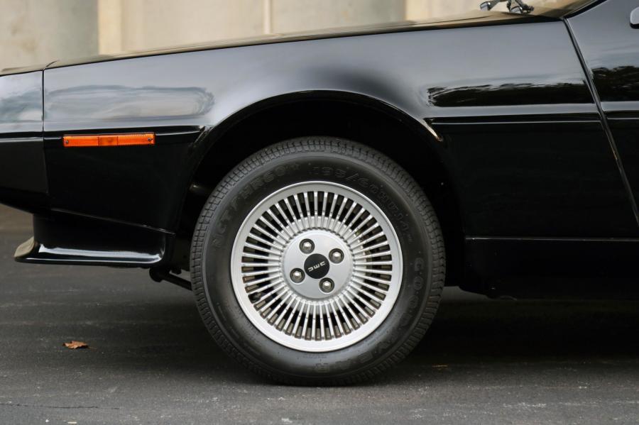 Детали экстерьера DeLorean DMC-12 in Black 1981 года  (фото 57 из 207)
